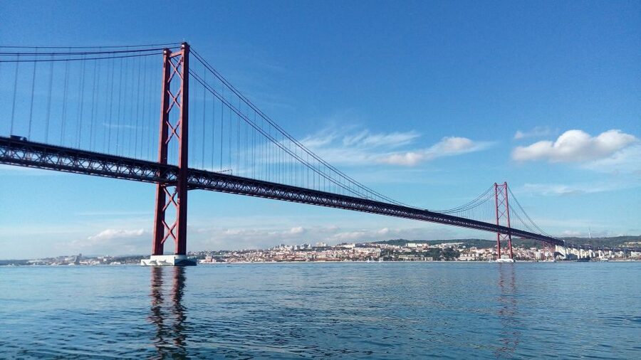 Lisbon: 2-Hour Sailing Yacht Cruise & Guided Tour w/2 drinks - Language, service, and the human side of the cruise