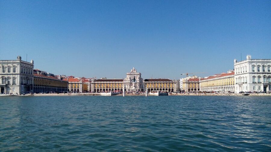 Lisbon: 2-Hour Sailing Yacht Cruise & Guided Tour w/2 drinks - Praça do Comércio and the Rua Augusta Arch