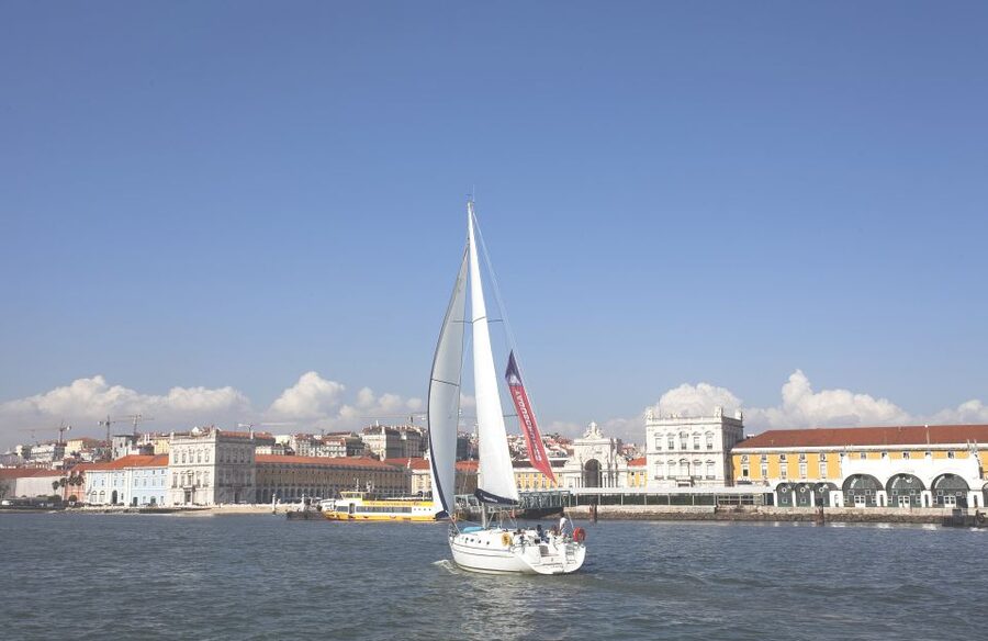 Lisbon 2H Private Tour by SAILBOAT / SAIL or POWER CATAMARAN - What the skipper adds to the outing