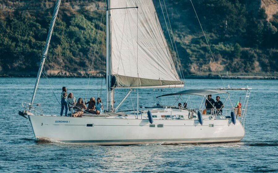 Lisbon: Boat Tour - the most Comfortable Sailboat - The welcome drink and onboard atmosphere