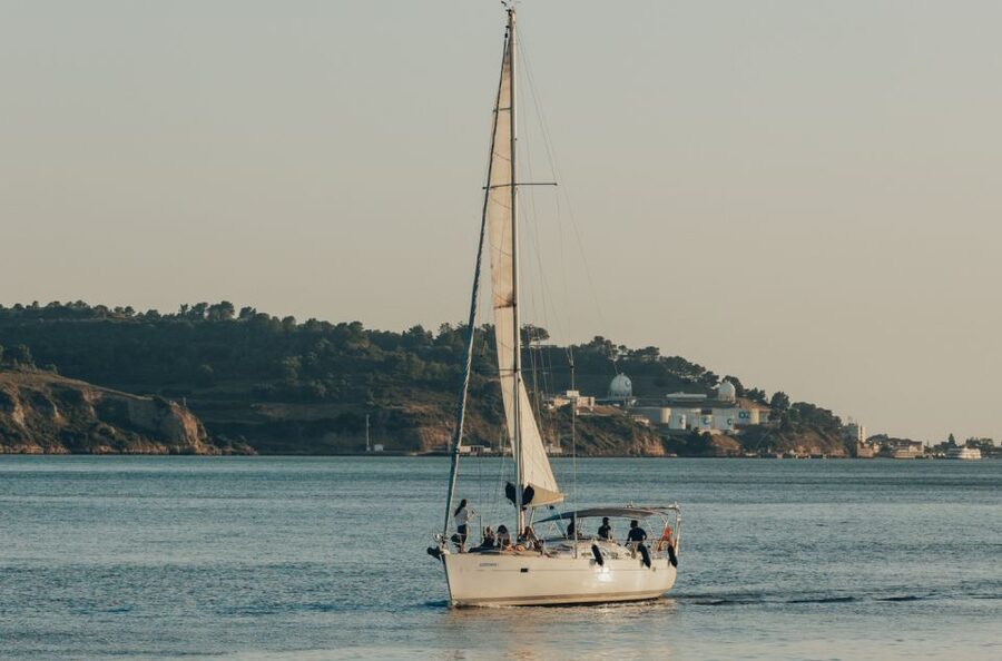 Lisbon: Boat Tour - the most Comfortable Sailboat - Who will enjoy this Lisbon boat trip