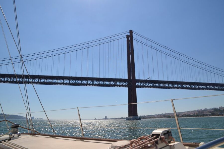 Lisbon: Champagne Sailing Tours - Belém Tower and the monuments of discovery