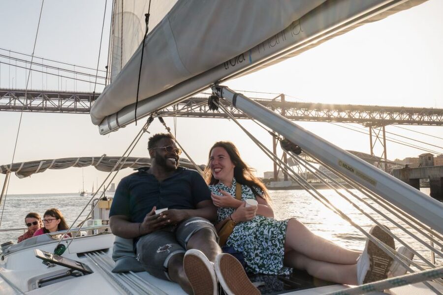 Lisbon: Daytime/Sunset/Night City Sailboat Tour with Drink - Sailing past the Monument to the Discoveries