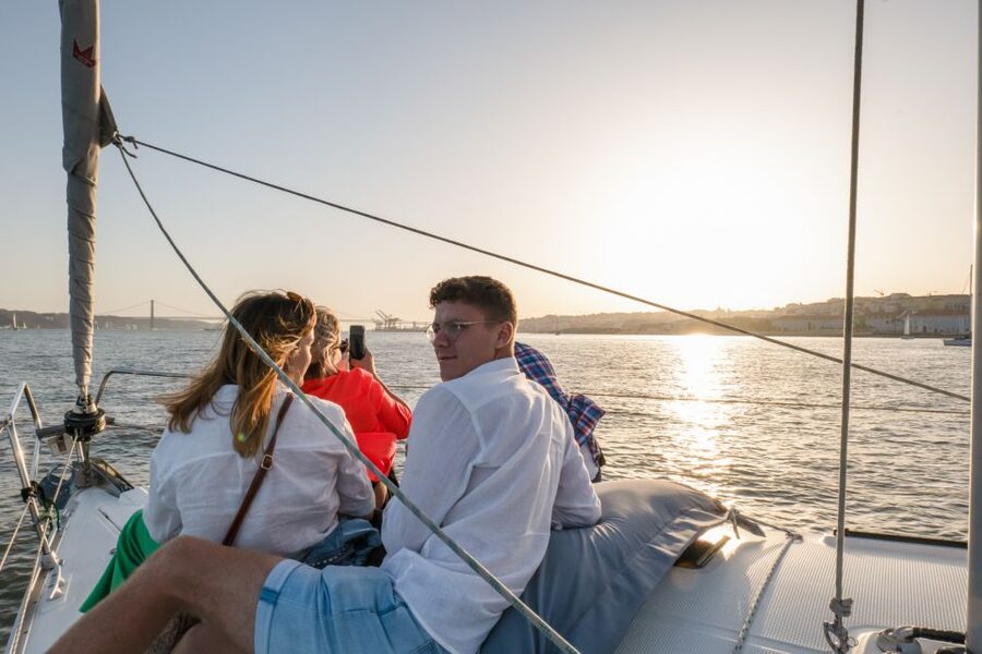 Lisbon: Daytime/Sunset/Night City Sailboat Tour with Drink - Alfama, Lisbon Cathedral, and São Jorge Castle