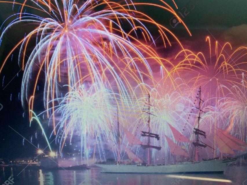 Lisbon: New Year's Eve Fireworks Sail Boat Tour - A midnight view from the Tagus River