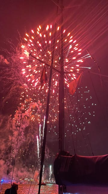 Lisbon: New Year's party on sailboat tour 2026 to 2027 - From Cais do Sodré toward Praça do Comércio