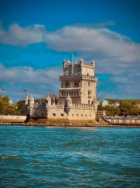 Lisbon On a Sailboat - Cultural Facts and Sailing Experience - Why Lisbon makes sense from the Tagus