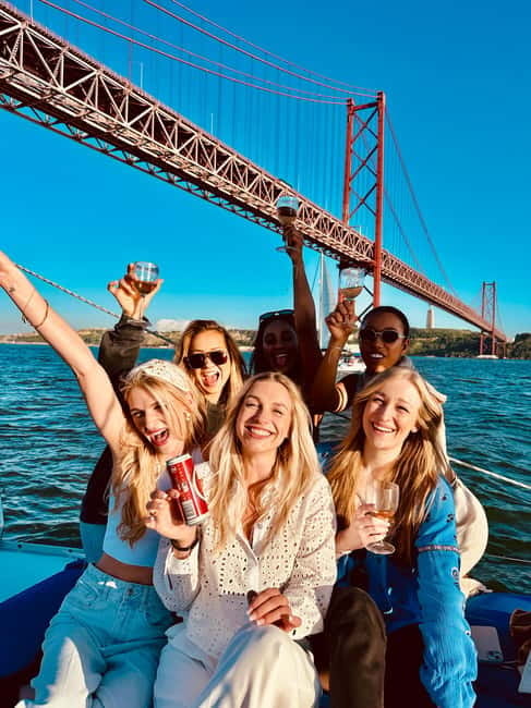 Lisbon On a Sailboat - Cultural Facts and Sailing Experience - A friendly crew with a hands-on sailing style