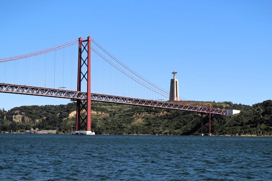 Lisbon On a Sailboat - Cultural Facts and Sailing Experience - What the 2.5-hour format adds