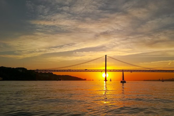 Lisbon Small Group 2h Sunset Sailing- Live Commentary & a Drink - Saint George’s Castle from a lower angle
