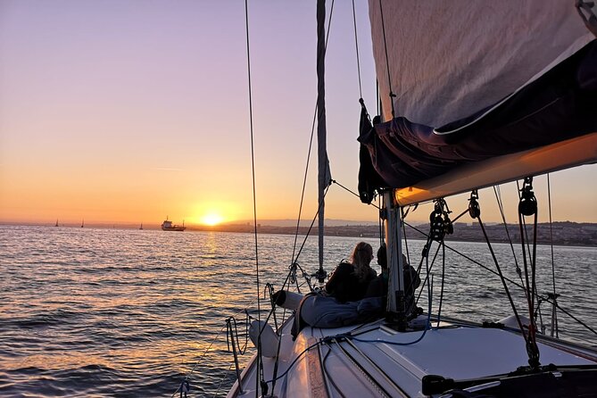 Lisbon Small Group 2h Sunset Sailing- Live Commentary & a Drink - A drink, live commentary, and the right expectations