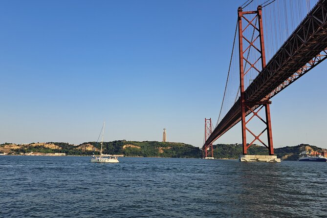 Lisbon: Sunset Sailboat Tour on the Tagus River + Welcome Drink - Is the experience guided?