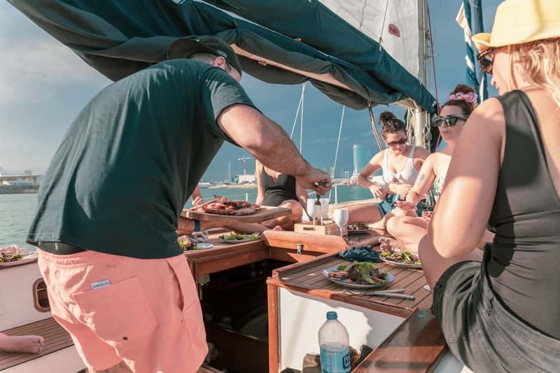 Luxury and exclusive sailing tour with private service - Day sail, sunset ride, or family outing?