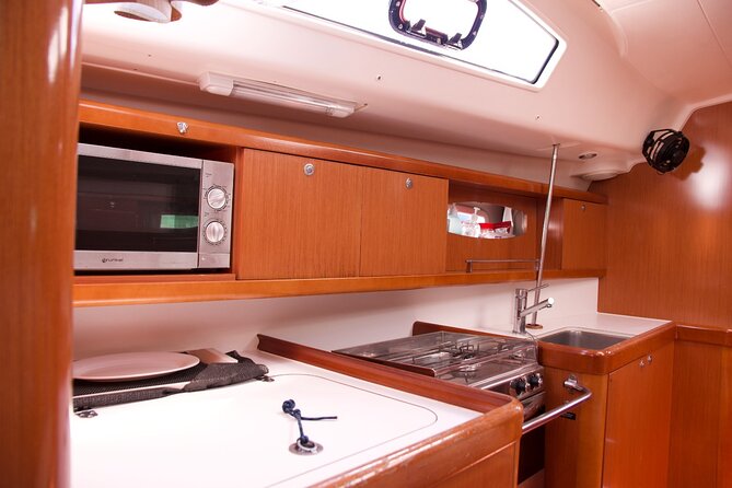 Luxury sailboat ride with drinks and aperitif-Small Groups - The captain and the small-group feel