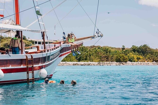 Luxury snorkel trip on a spacious wooden schooner and local lunch - Sailing north to the reef