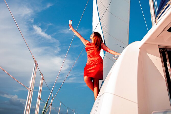 Luxury Sunset Sailing Cruise in Cancun with Light Dinner and Open Bar - How the Crew Shapes the Experience