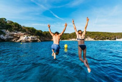 Midday or Sunset Sailing with Snacks and Open Bar