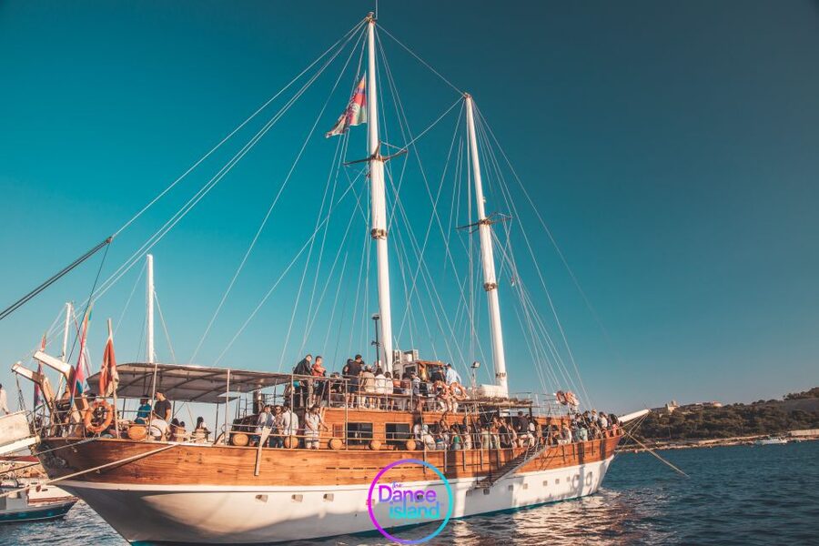 Malta: Sailboat Party with an Open Bar, Snack, and Swimming - Setting sail from Sliema at sunset