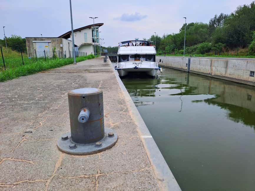 Mantua: Guided sailing from the Park to the Port with the water elevator - The 1.50-meter water elevator is the trip’s clever centerpiece