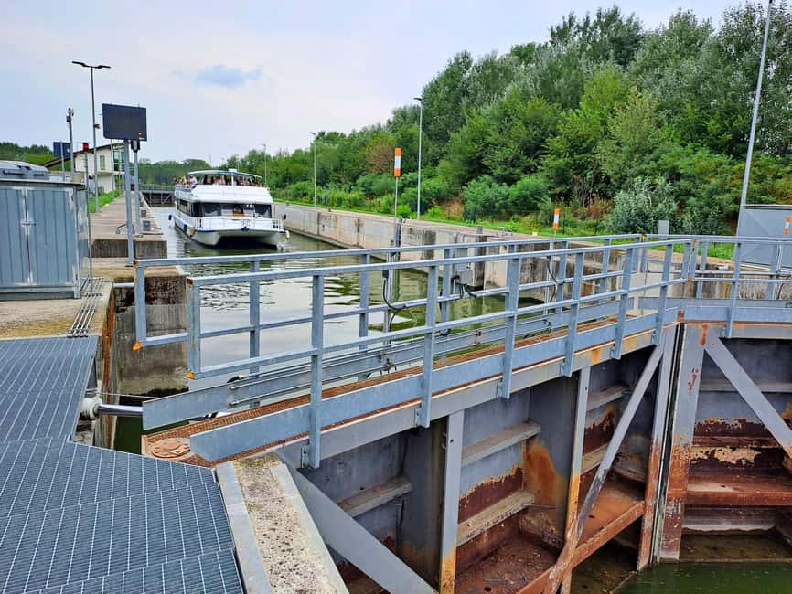 Mantua: Guided sailing from the Park to the Port with the water elevator - Why $21 is a fair price for 105 minutes