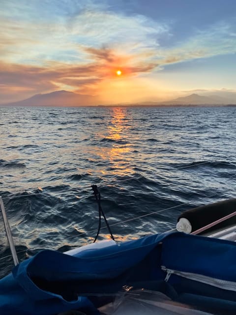 Marbella: Sunset Luxury Sailing Cruise in Puerto Banús - A sunset sail with Marbella as your backdrop