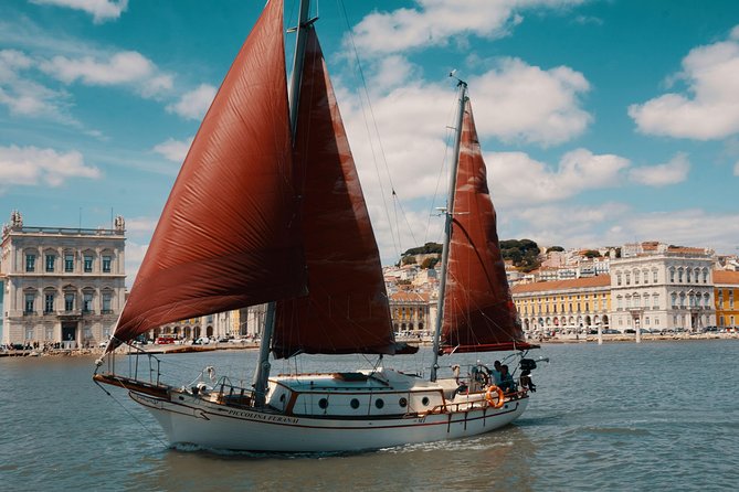 Marriage proposal on a Vintage Sailboat - Padrão dos Descobrimentos from the river