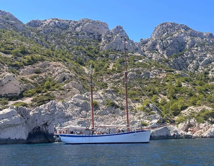 Marseille: Calanques Sailing Cruise with Lunch and Wine - A fresh lunch with rosé on board