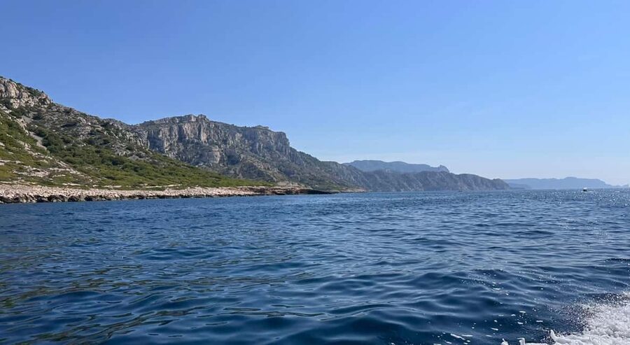 Marseille: Day sailing in the heart of the Calanques with organic lunch and wine - Lunch with Provence rosé on board
