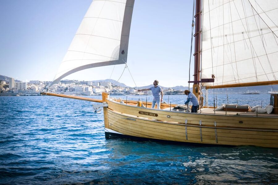 Marseille: Day sailing in the heart of the Calanques with organic lunch and wine - Who should book this experience?