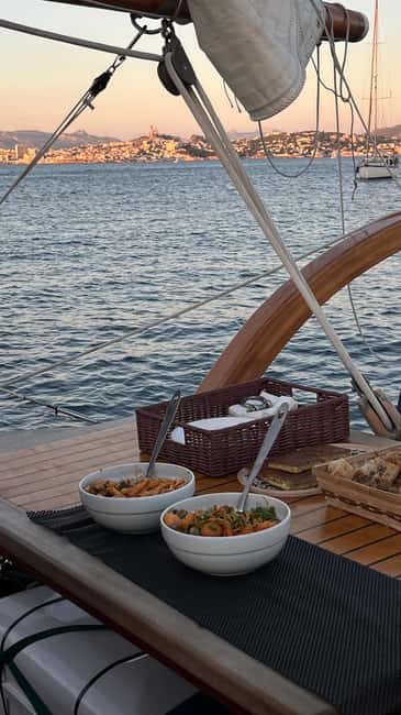 Marseille: Evening sailboat trip to the Calanques du Frioul with buffet and organic wine - Why this evening sail works so well in Marseille