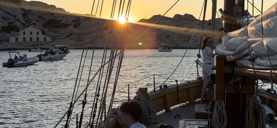 Marseille: Evening sailboat trip to the Calanques du Frioul with buffet and organic wine - The Frioul archipelago and the wild cove