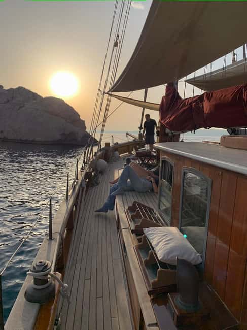 Marseille: Evening sailboat trip to the Calanques du Frioul with buffet and organic wine - Finding the boat at 70 Quai du Port