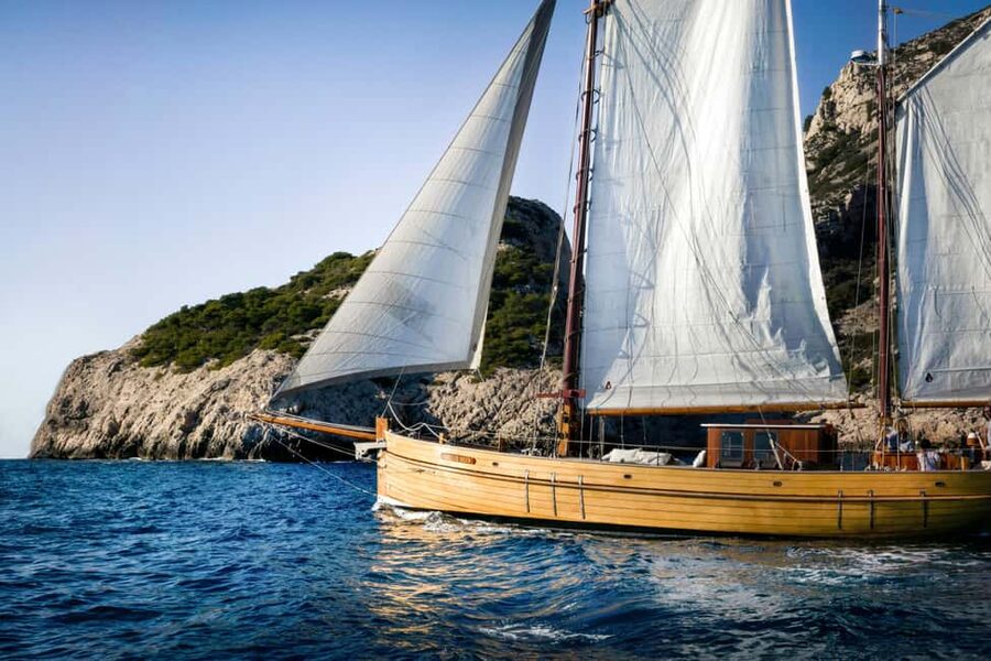 Marseille: Half-day sailing + snorkeling in the Calanques - Leaving the Old Port aboard Bruine Beer
