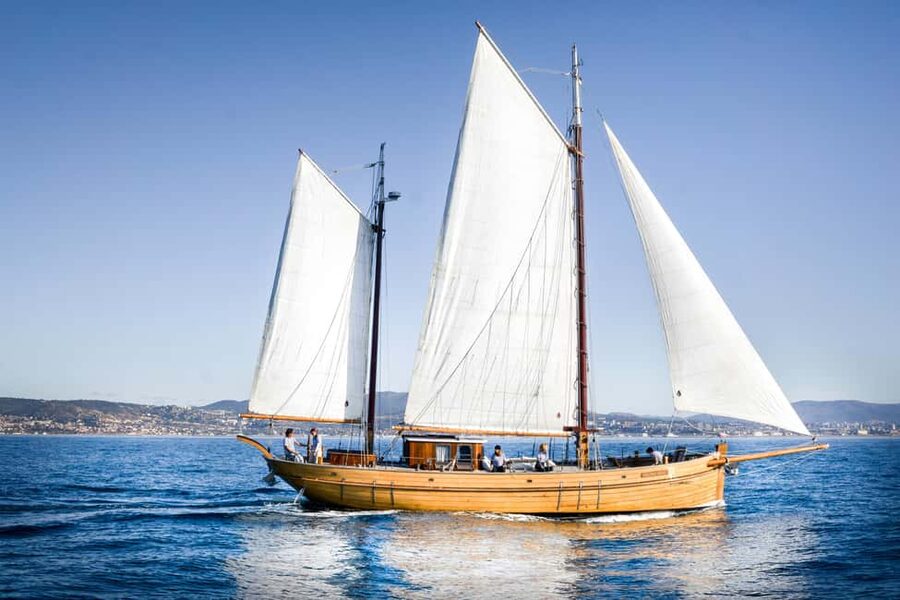 Marseille: Half-day sailing + snorkeling in the Calanques - The first hour: leaving Marseille behind