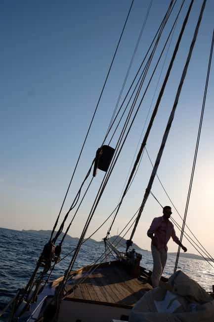 Marseille: Sunset Sailing, Buffet, and Wine - Reaching the Frioul Islands at the right time
