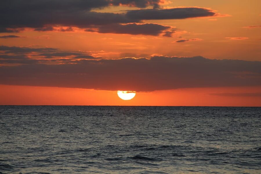 Maui: 2 Hour Sunset Dinner Sail with Open Bar and Appetizers - Cushioned Seating With Sun or Shade