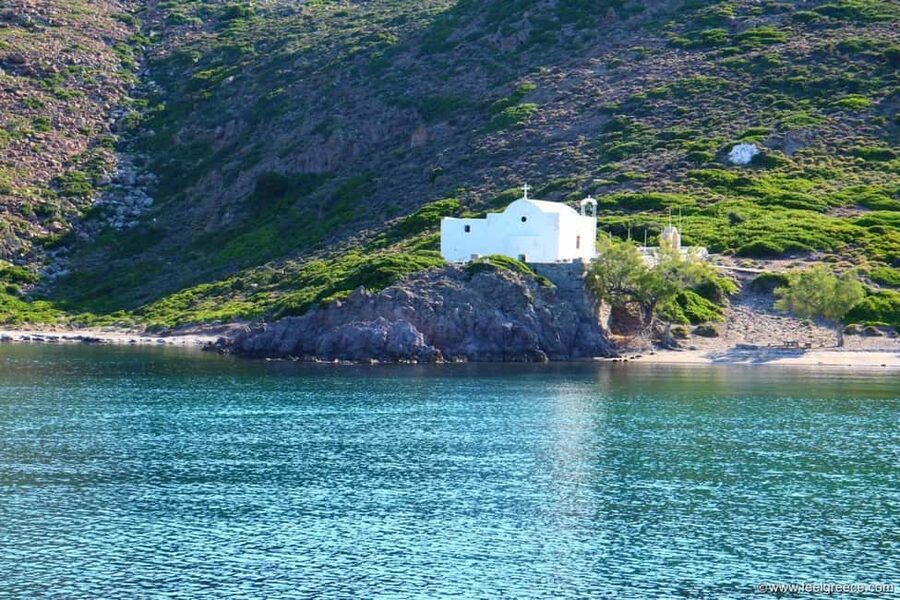 Milos: Kleftiko Semi Private Sailing Cruise with Lunch - Food, drinks, and the semi-private setup