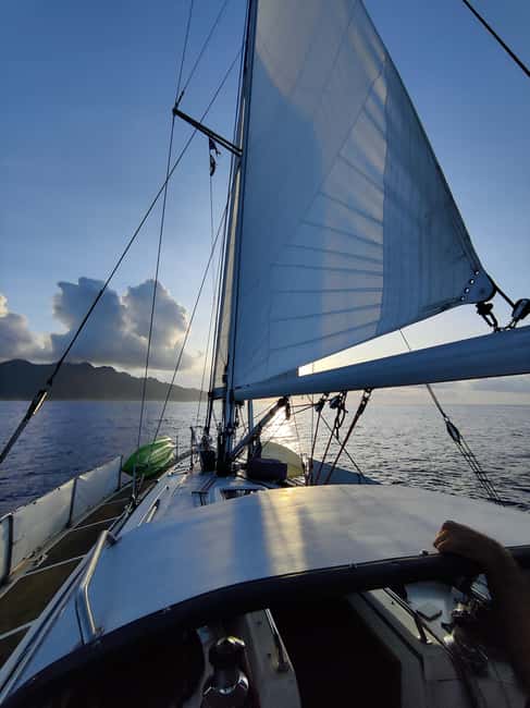 Moorea: private sunset sailing tour - A sunset experience for two