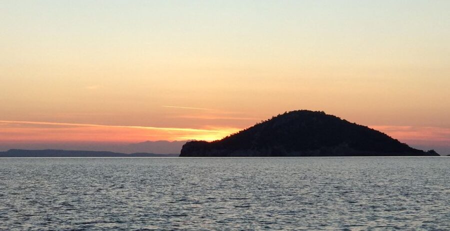Neos Marmaras: Sunset West Sithonia Islets Sailboat Tour - Who will enjoy this boat trip most