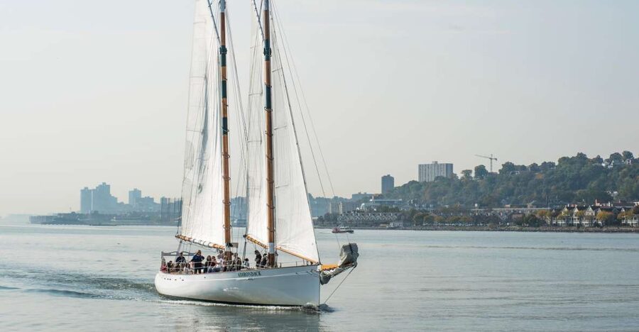 NYC: Hudson River Fall Foliage Sailing Trip - Meeting the Palisades from the water