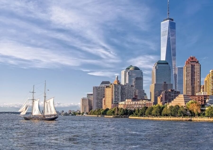 NYC: Statue of Liberty Day Sail with Onboard Bar - Drinks, snacks, and the onboard atmosphere