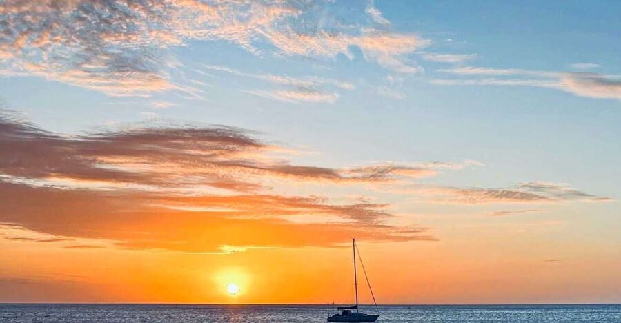 Oahu: Sunset sailing in small intimate groups - Sailing away from Ala Wai Harbor