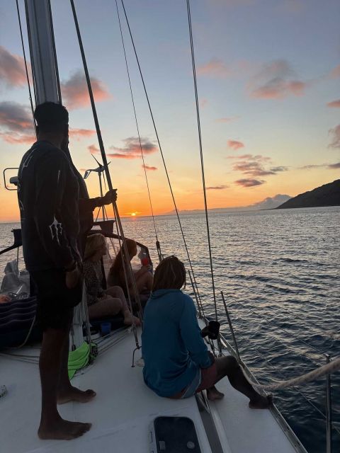 Oahu: Sunset sailing in small intimate groups - The golden hour on the water