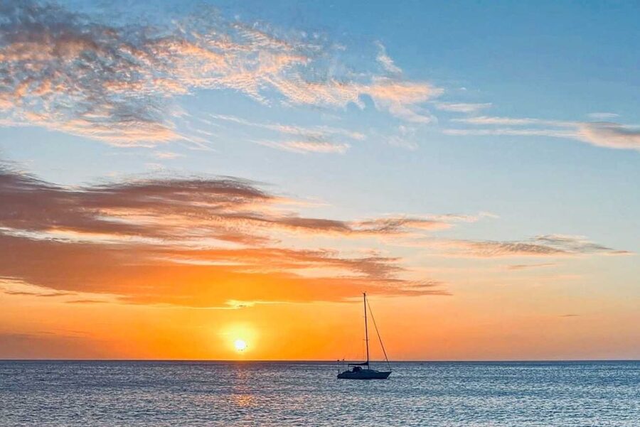 Oahu: Sunset sailing in small intimate groups - Following Oahu’s south shore toward Diamond Head
