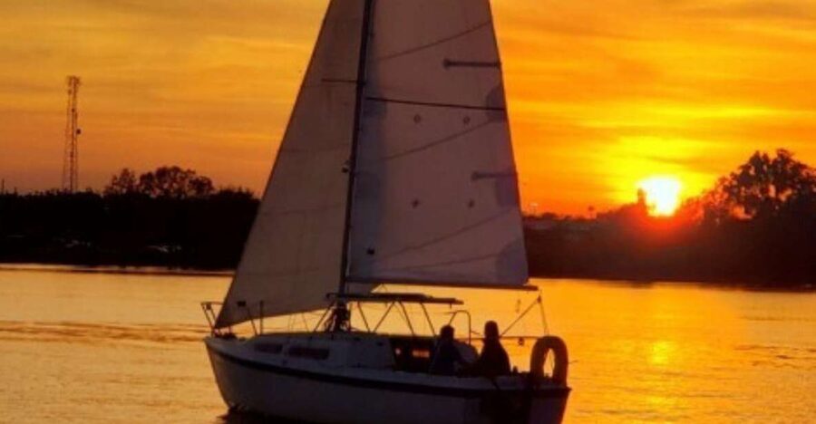 Orlando: Private Sunset Sailing Trip on Lake Fairview - A 25-foot MacGregor with room for four