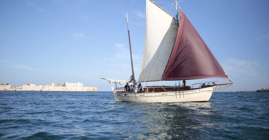 Ortygia: Sailing Tour to Plemmirio with Aperitif - The aperitif is more than a snack break