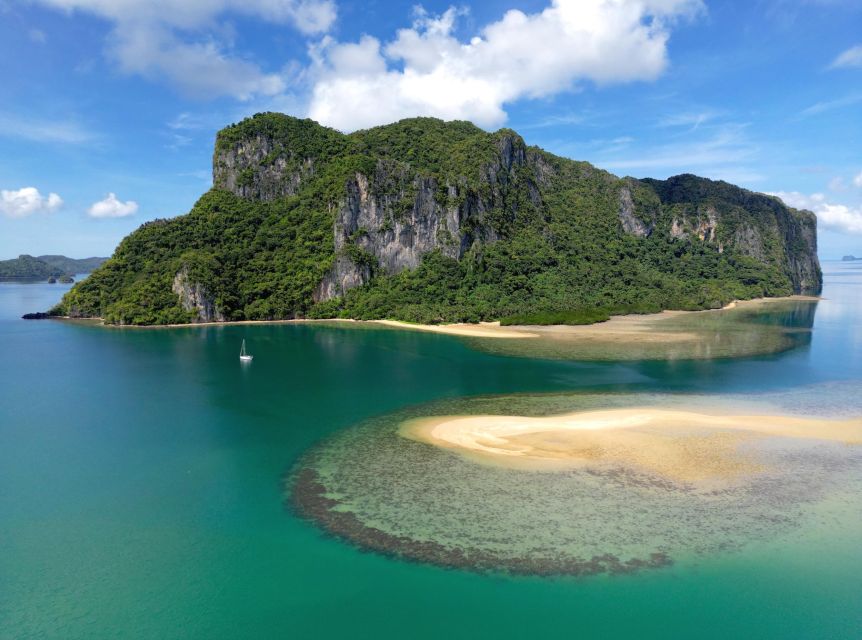 Palawan: Private Sailing Yacht Cruise in El Nido - The one-hour sail to Lagen Island