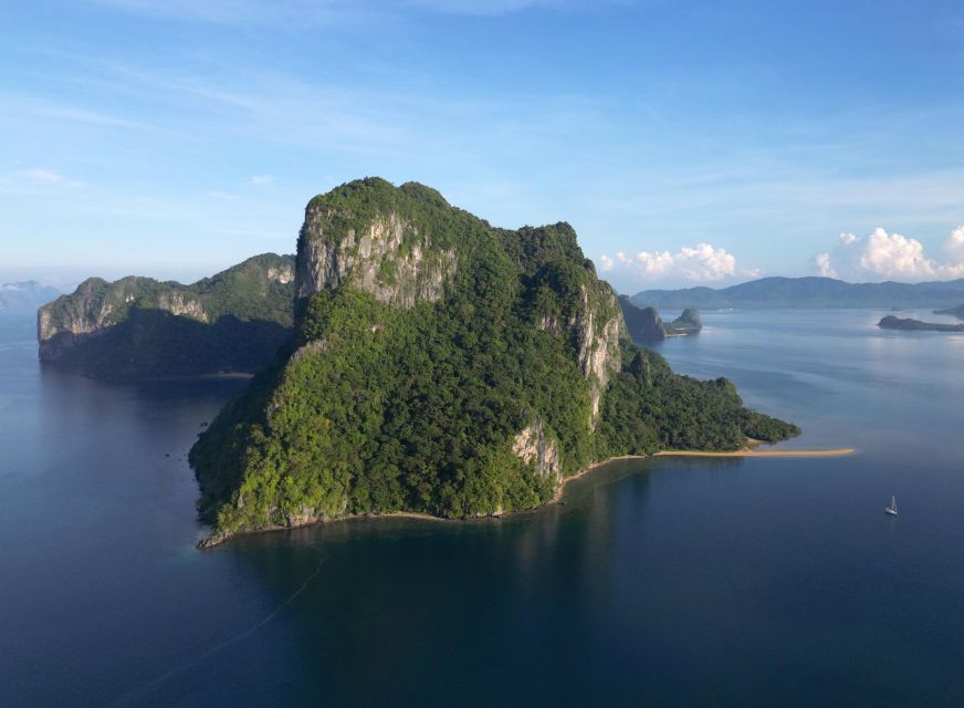 Palawan: Private Sailing Yacht Cruise in El Nido - Returning across Bacuit Bay at sunset