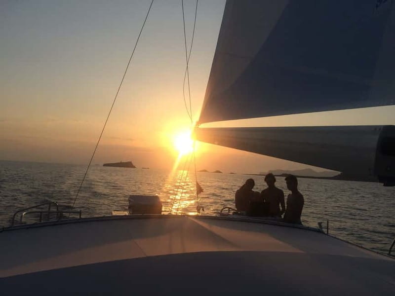 Palma de Mallorca: Deluxe Catamaran Sailing Tour with Meal - What the swim stop is really like