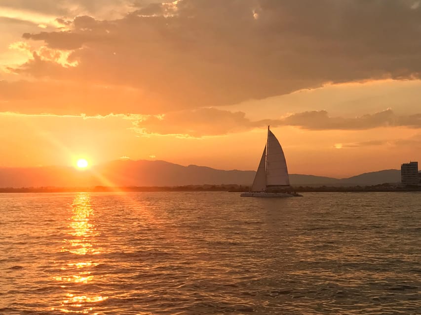 Palma de Mallorca: Sunset Sailing Catamaran Trip with Drink - Drinks, snacks, and the onboard bar